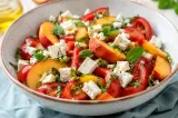 Rețeta lunii august 2026: salată cu roșii, piersici și telemea, gata în doar 15 minute