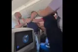 Scandal uriaș la bordul unui avion British Airways. Un pasager turbulent a fost încătușat de polițiști: imagini halucinante VIDEO