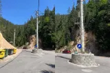 Dorel lovește din nou! Soluția uluitoare găsită de un constructor pentru un stâlp rămas în mijlocul unui drum reabilitat din Alba