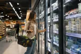 Marile lanțuri de magazine din România reduc consumul de energie. Ce MĂSURI au anunțat retailerii 
