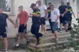  Cinci tineri, reținuți după ce ar fi intrat cu forța în curtea unui localnic: l-au bătut și i-au distrus casa