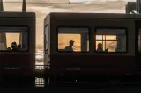  A fost concediat după 15 ani de muncă la căile ferate. Mecanicul a fost prins citind în timp ce conducea trenul