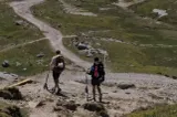 Inconștiență fără margini. Turiști surprinși pe Platoul Bucegi cu două trotinete -VIDEO