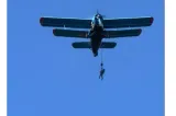 Incident grav la un exercițiu militar în România: Parașutist rămas suspendat de avion după un salt ratat VIDEO