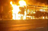 Un TIR încărcat cu bomboane a luat foc în județul Giurgiu VIDEO