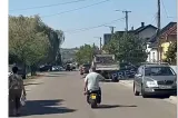 Un viceprimar bombă. A fost prins cu proiectilul sub braț, pe scuter, prin centrul comunei | VIDEO