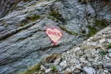 Cine este bărbatul care a vandalizat stânca de pe Transfăgărășan cu mesajul „ANNA”. Riscă mii de lei amendă