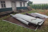 Furtună violentă în Suceava. Zeci de copaci doborâți și acoperișuri smulse de vântul puternicVIDEO