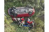 Mașină prăbușită într-o râpă de 10 metri, pe DN 72, la ieșirea din Găești. Au intervenit pompierii FOTO
