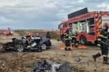 Accident grav în apropiere de Pașcani. Trei oameni au murit după ce autoturismul s-a izbit de un camion. Poliția a deschis dosar penal