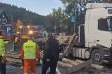 Accident spectaculos la Predeal. Zeci de traverse de cale ferată au ajuns pe DN 1