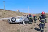Mamă și doi copii, la spital după ce mașina în care se aflau a lovit un stâlp de electricitate și s-a răsturnat