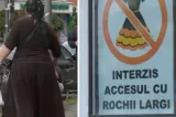 Afișul care a stârnit controverse la intrarea unui magazin din România. Ce le este interzis clienților