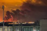 Atac ucrainean cu drone asupra unei rafinării uriașe din Rusia. Fumul a acoperit un oraș întreg