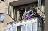 Balcon prăbușit de la etajul șapte, peste o mașină în Sectorul 4. Pompierii au intervenit de urgență