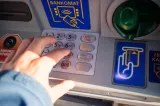 Bancomatele ar putea permite retrageri de orice sumă. Ce schimbare pregătește Parlamentul pentru clienții tuturor băncilor