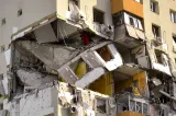 Au început lucrările la blocul afectat de explozia din Rahova. Primii stâlpi de susținere au fost montați