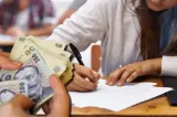 Bursa tehnologică se acordă și în anul școlar 2026-2027. Ce sumă primesc și ce condiții trebuie să îndeplinească elevii