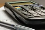 Cât mai rămâne unei familii din România după cheltuielile lunare. Aproape 3.000 de lei se duc doar pe taxe și contribuții