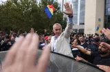 Călin Georgescu, plasat sub control judiciar. Ce a declarat fostul candidat când a părăsit Tribunalul în uralele numeroșilor susținători
