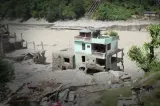 O casă a supraviețuit celei mai crunte viituri din Nepal. Secretul construcției vechi de 40 de ani, împărtășit de către proprietar