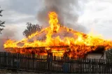 Centru de apicultură în flăcări, familia a pierdut tot. Apicultor în lacrimi: Era singura mea sursă de venit