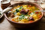 Ciorbă de cartofi cu afumătură, rețeta tradițională românească. Ingredientul care îi dă un gust aparte