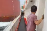 Coliziune navală în apropiere de Singapore: un pescador a fost lovit de un cargo uriaș. Impactul, surprins în imagini