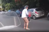 Un copil a ajuns pe șosea, în timp ce mama se uita pe TikTok. A fost salvat de un motociclist