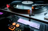 Pățania unui tânăr: și-a luat concediu medical pentru bronșită, apoi a mers să fie DJ într-un club și s-a întâlnit cu șeful