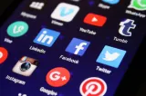 Femeie trimisă în judecată pentru o recenzie negativă pe Facebook