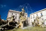 Român amendat în Italia după ce și-a făcut duș cu șampon într-o fântână publică - VIDEO