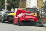 Ferrari, făcut praf într-un accident în Sibiu. Șoferul băut a lovit patru mașini și o țeavă de gaze