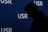 Documentar-șoc: planul USR pentru interzicerea opozanților. ”Apărătorii statului de drept” pun pumnul în gura presei