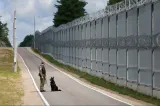 Frontiera Poloniei cu Belarus, luată din nou cu asalt. Cele mai ingenioase metode folosite de migranți VIDEO