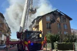 Incendiu în Cluj. Flăcările au cuprins mai multe apartamente și s-au extins la acoperișul blocului
