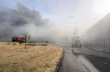 Incendii devastatoare la periferia Drobeta‑Turnu Severin. O hală industrială a ars pe mii de metri pătrați, pompieri din 4 județe mobilizați la intervenție