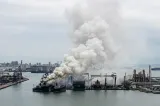 Incendiu devastator pe o navă de marfă, într-un port din China: cel puțin 20 de morți și cinci dispăruți VIDEO