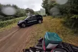 Doi tineri de 19 ani, salvați de jandarmi, după ce s-au rătăcit pe munte. Intervenția a durat patru ore VIDEO