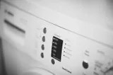 Speli rufele greșit și cheltuiești mai mulți bani. 7 greșeli care îți cresc factura fără să-ți dai seama