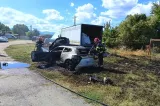 Maşină cuprinsă de flăcări în mers, în Hunedoara. Incendiul ameninţa un camion şi mai multe materiale combustibile