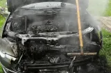 Răzbunare din gelozie: o tânără de 22 de ani i-a incendiat mașina iubitului după ce a consumat alcool