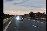 Momentul în care un șofer provoacă un accident și continuă pe contrasens, pe A1 Timișoara–Arad| VIDEO