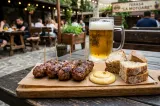 PERICOLUL DIN FARFURIE! O simplă porție de mici îți dă peste cap dieta: Are 700 de calorii, adică o treime din necesarul zilnic!