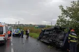 Microbuz răsturnat în Iași: două persoane au fost transportate la spital
