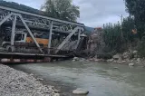 Imagini spectaculoase. Un pod de fier din județul Bacău s-a prăbușit sub greutatea unui TIR. Trafic deviat