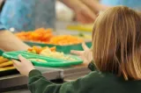 Firma de catering care a livrat mâncare la școala unde zeci de elevi au avut simptome digestive, amendată cu 65.000 de lei