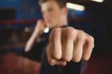 Bătaie într-o primărie din Timiș. Un localnic venit să reclame o problemă la școală ar fi fost luat la pumni VIDEO