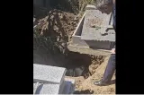 Cinci noi saci cu oseminte, ridicați din Cimitirul Strehăreț din Slatina. Anchetatorii au extins săpăturile