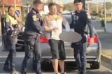 Șofer depistat drogat pe un drum județean. Polițiștii au avut nevoie să-l sprijine ca să poată sta în picioare